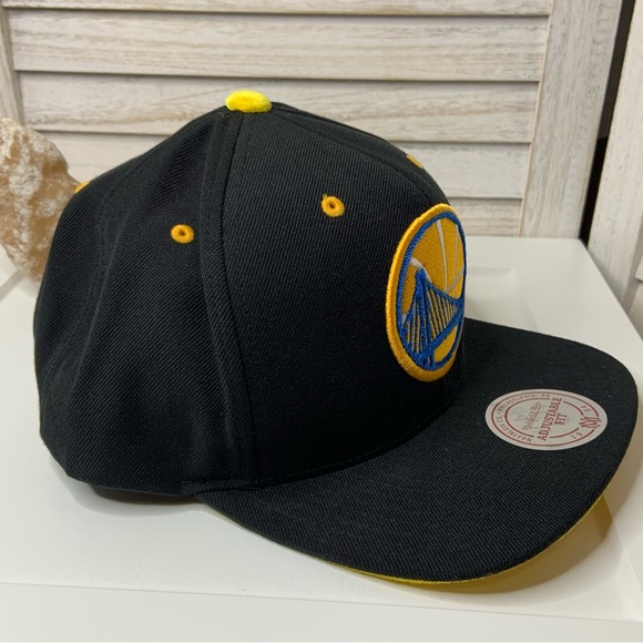 Mitchell & Ness Golden State Nostalgia Black and Yellow Velvet Flat Bill Hat - Picture 5 of 12